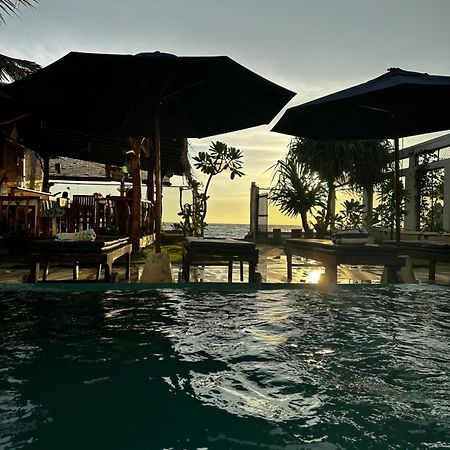 White Sand Villa - Beach Front Хіккадува Екстер'єр фото