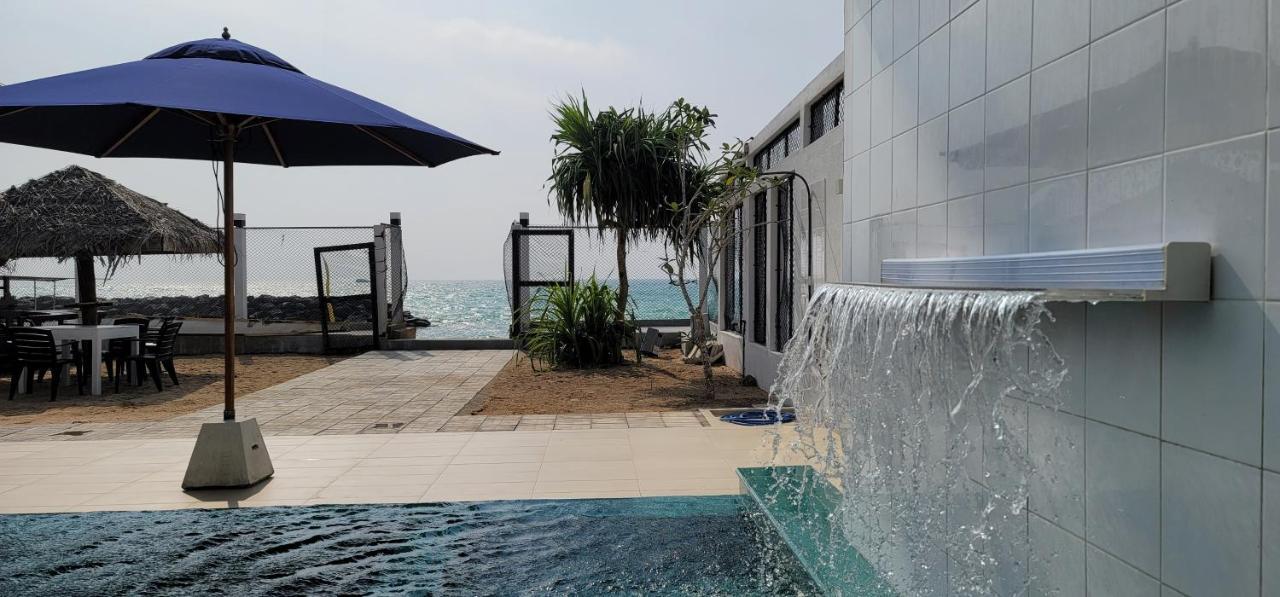 White Sand Villa - Beach Front Хіккадува Екстер'єр фото
