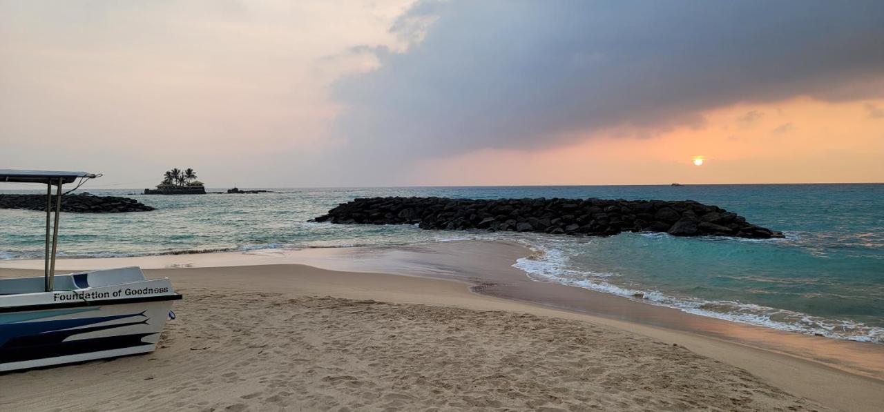 White Sand Villa - Beach Front Хіккадува Екстер'єр фото