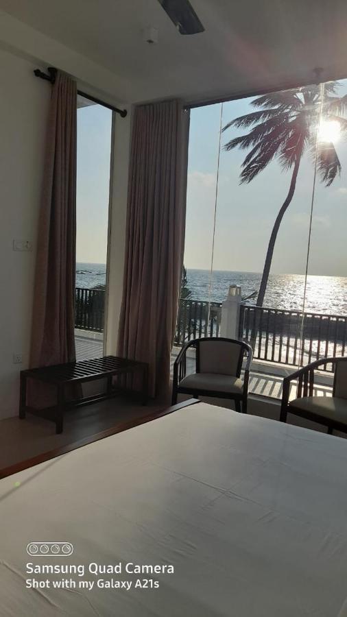 White Sand Villa - Beach Front Хіккадува Екстер'єр фото