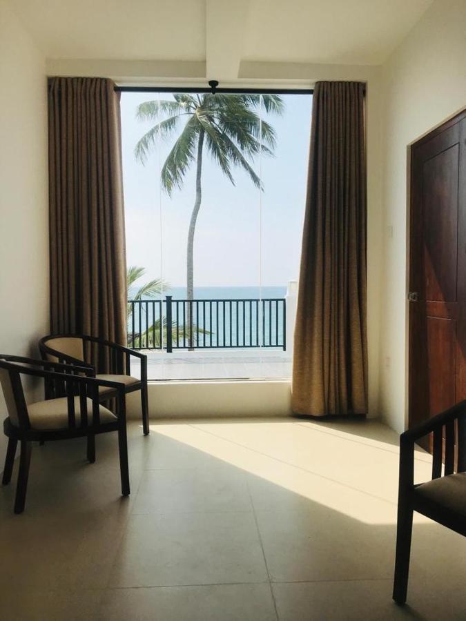 White Sand Villa - Beach Front Хіккадува Екстер'єр фото