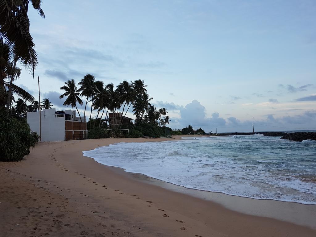 White Sand Villa - Beach Front Хіккадува Екстер'єр фото