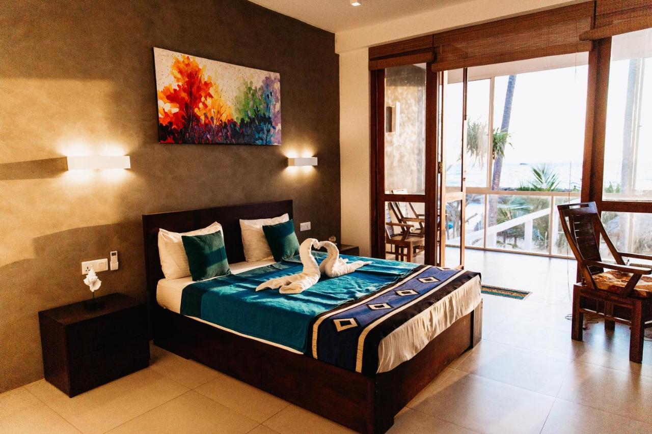 White Sand Villa - Beach Front Хіккадува Екстер'єр фото