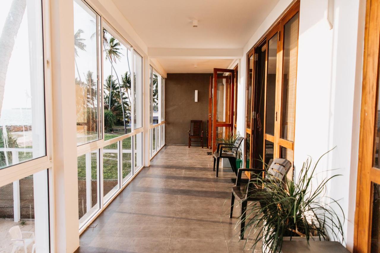 White Sand Villa - Beach Front Хіккадува Екстер'єр фото
